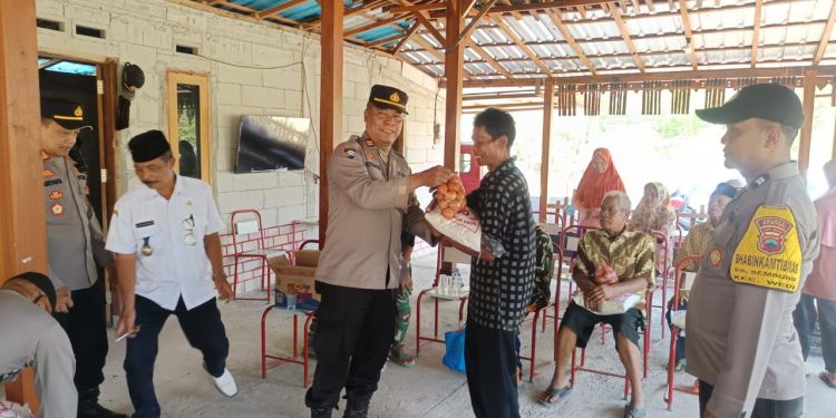Polsek Wedi Salurkan Sembako untuk 22 Buruh Tani Terdampak Kemarau Panjang