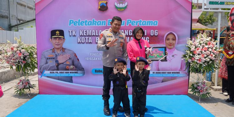 Kapolda Jateng Letakkan Batu Pertama Pembangunan TK Kemala Bhayangkari 06 Kota Besar Semarang