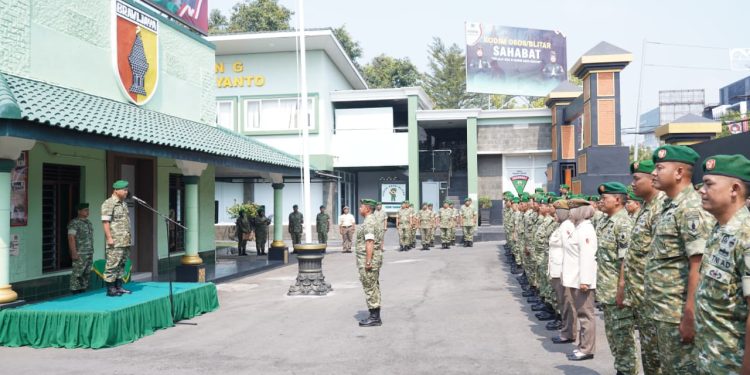 Wujud Penghargaan Negara Atas Dedikasi Prajurit, 64 Personel Kodim 0808/Blitar Resmi Naik Pangkat