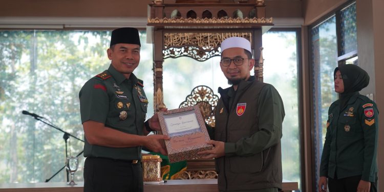 Do’a Bersama, Ustadz Adi Hidayat Ajak Prajurit Kodam IV/Diponegoro Perkuat Iman dan Taqwa