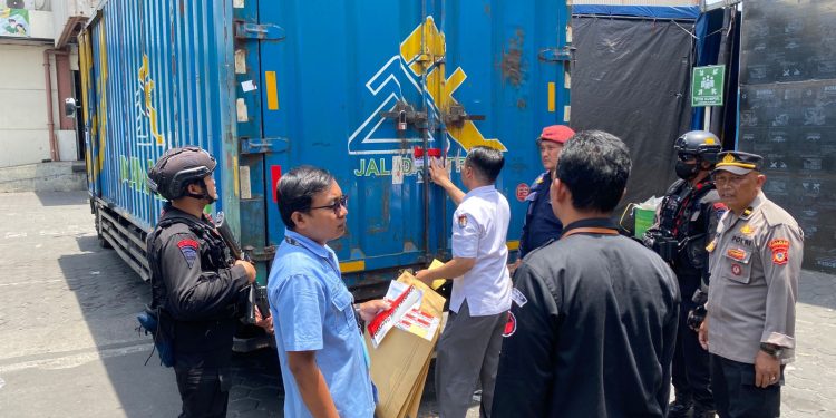 Pastikan Surat Suara Tiba Tepat Waktu, Sat Brimob Polda Jateng Kawal Distribusi Logistik Pemilukada 2024