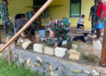 Satgas Yonif 131/BRS Bantu Bangun Rumah Warga Kampung Scofro