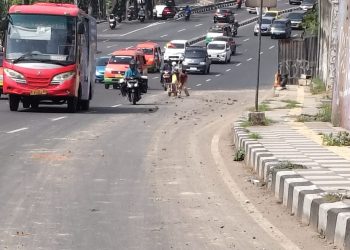 Proyek Pembangunan di Jalan Dr.Wahidin Candisari Sebabkan Jalan kotor, Warga Khawatir Terancam Bahaya