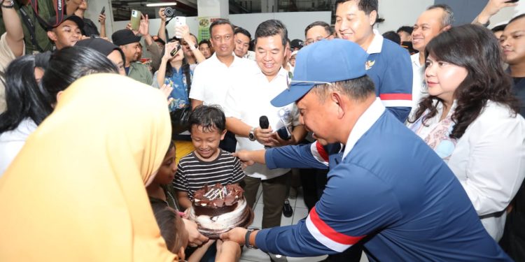 Mendagri Tito Dapat Kejutan Ulang Tahun saat Meninjau Rusun Pasar Rumput