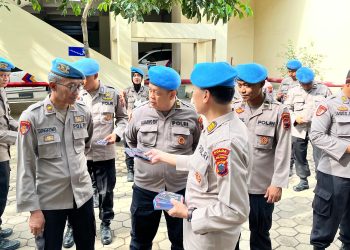 Komitmen Netralitas Polri, Polda Jateng Bagikan Buku Saku ke Seluruh Jajaran