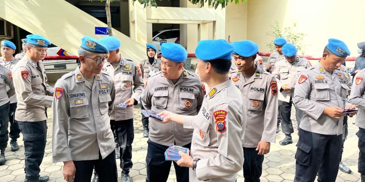 Komitmen Netralitas Polri, Polda Jateng Bagikan Buku Saku ke Seluruh Jajaran