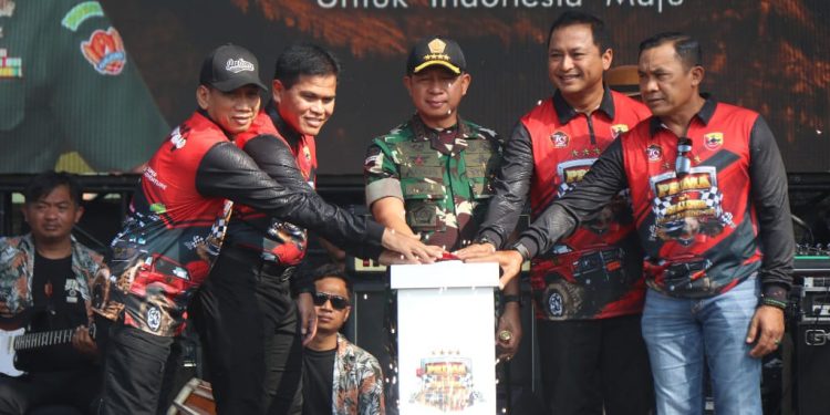 Panglima TNI Buka PRIMA 4X4 Challenge dan Berikan Paket Sembako Serta Akte Kelahiran Kepada Masyarakat Padalarang