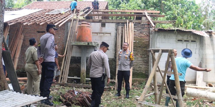 Kapolres Purbalingga Beri Bantuan Korban Bencana Angin Kencang di Kemangkon