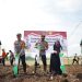DUKUNG PROGRAM KETAHANAN PANGAN POLRESTA BANYUMAS TANAM BIBIT JAGUNG DAN TABUR BENIH IKAN