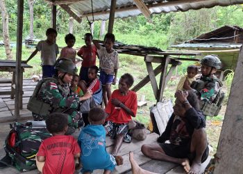 Peduli Terhada Kesehatan Masyarakat, Satgas Yonif 132/BRS Berikan Layanan Kesehatan di Kampung Kali Lapar