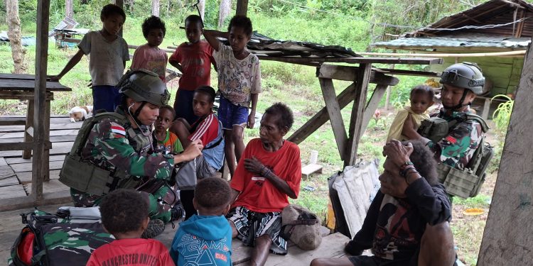 Peduli Terhada Kesehatan Masyarakat, Satgas Yonif 132/BRS Berikan Layanan Kesehatan di Kampung Kali Lapar