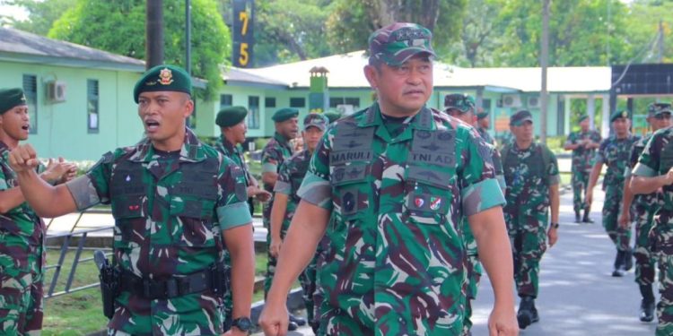 KASAD Jendral TNI Maruli Simanjuntak Motivasi Prajurit Yonif 754 Kostrad dalam Kunjungan Kerja ke Papua
