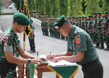 Yonif 411 Kostrad Gelar Tradisi Korps Raport Pindah Satuan dan Sambut Warga Baru