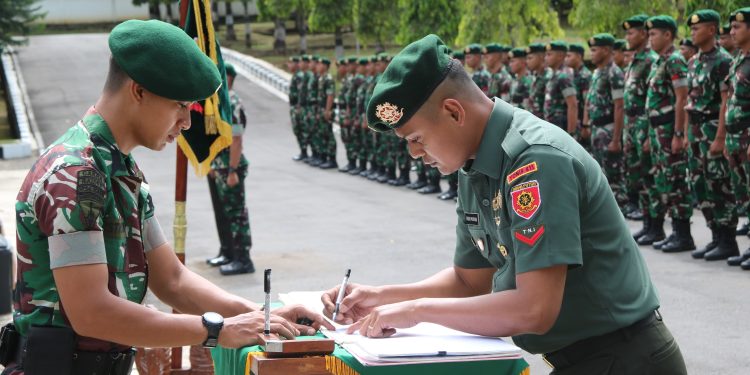 Yonif 411 Kostrad Gelar Tradisi Korps Raport Pindah Satuan dan Sambut Warga Baru