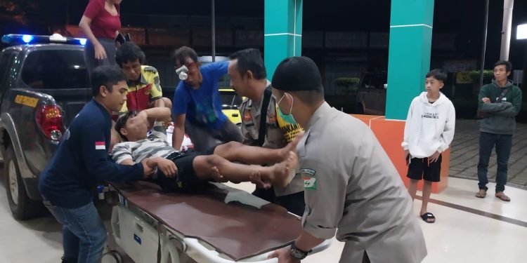 Truk Terguling di Pengadegan PurbaIingga, Polisi Evakuasi Korban ke Rumah Sakit