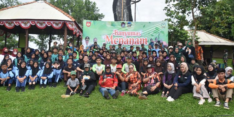 Menyatu Dengan Alam, Ajendam IV/Diponegoro Tanam Pohon Penghijauan dan Baksos Kepada Masyarakat