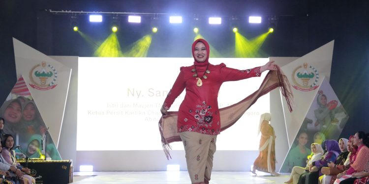 Persit PD IV/Diponegoro Tampilkan Kreasi Batik Dewa Loano untuk Program #PersitBisa