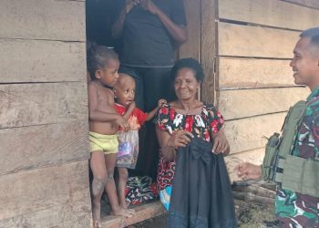 Bentuk Kepedulian, Satgas Yonif 131/BRS Berikan Pakaian Kepada Masyarakat di Perbatasan Papua