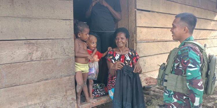 Bentuk Kepedulian, Satgas Yonif 131/BRS Berikan Pakaian Kepada Masyarakat di Perbatasan Papua