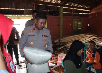 Kapolres Grobogan Kunjungi Bocah 7 Tahun Yang Hidup Dengan Ibunya Yang ODGJ