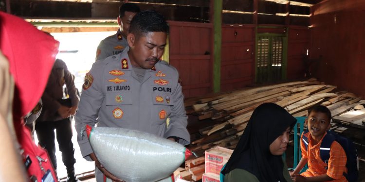 Kapolres Grobogan Kunjungi Bocah 7 Tahun Yang Hidup Dengan Ibunya Yang ODGJ