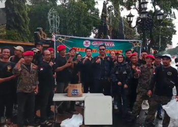 GRIB Jaya DPD Jateng Bagikan Takjil di Depan Kantor Gubernur Jawa Tengah