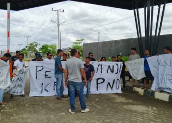 Gelar Aksi Damai, Warga Perumahan Cluster Elaeis Tagih Janji Depelover Penuhi PAM dan Bronjong