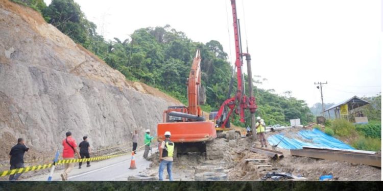Tinjau Perbaikan Ruas Jalan Nasional Batu Jomba, Bobby Nasution Minta Jalur Aman Dilalui Pemudik