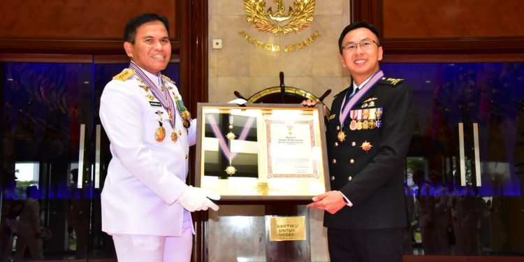 Tanda Kehormatan “Bintang Jalasena Utama” Dianugerahkan Kepada Chief Of The Republic Of Singapore Navy (RSN)