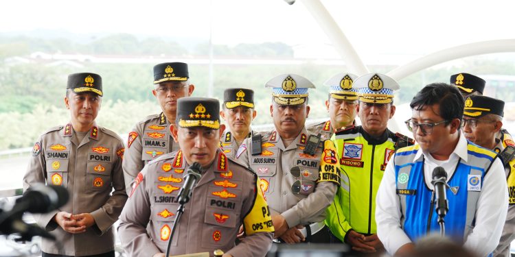 Tinjau KM 70 Tol Cikampek, Kapolri Pastikan Pelayanan Arus Mudik Lebaran 2025 Berjalan Maksimal