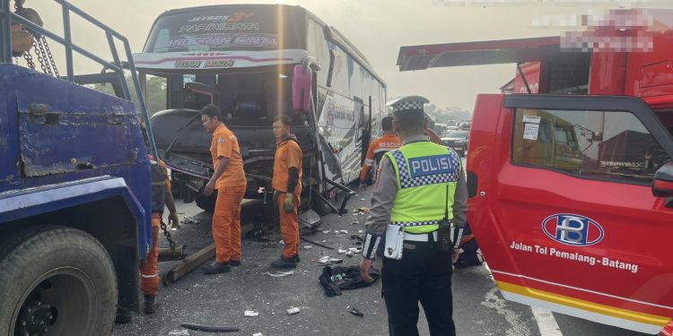 Akibat Lawan Arah, Honda BR-V Tabrakan dengan Bus di Tol Pemalang-Batang KM 332