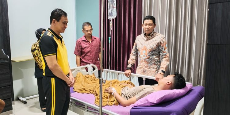 Kapolda Jateng Jenguk Brigadir Eka, Anggota Polda yang Disandera Kelompok Anarko Saat Aksi Demo