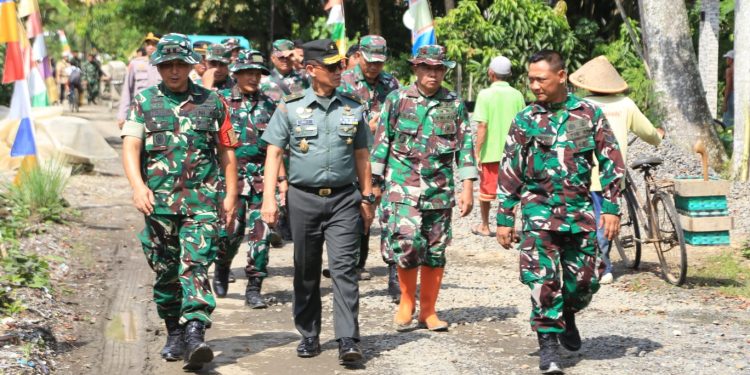 Irdam IV/Diponegoro Tinjau Lokasi TMMD ke-124 Kodim 0703/Cilacap, Tekankan Semangat Pengabdian dan Gotong Royong