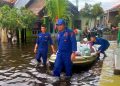 Ditpolairud Polda Jateng Antar Jemput Anak Sekolah di Daerah Banjir Sayung Pakai Perahu Karet dan Truk Polisi