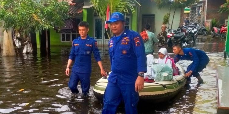 Ditpolairud Polda Jateng Antar Jemput Anak Sekolah di Daerah Banjir Sayung Pakai Perahu Karet dan Truk Polisi