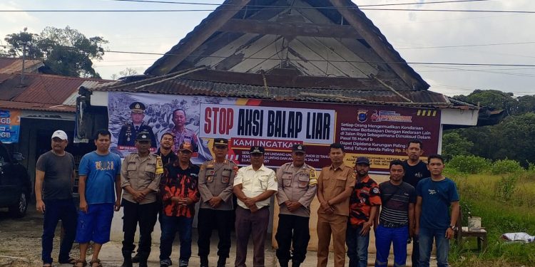 Jaga Kamtibmas, Kapolsek Sumbul Bersama Tokoh dan Ormas Pasang Spanduk Himbauan “Stop Balap Liar”