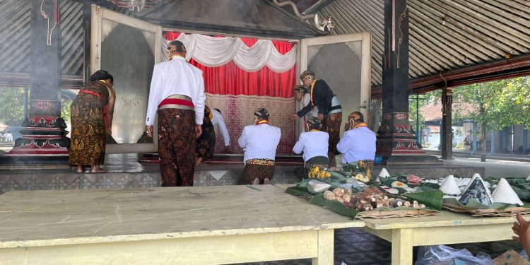 Menyambut Hajad Dalem Garebeg Besar, Pusaka Kanjeng Nyai Setomi Dijamas