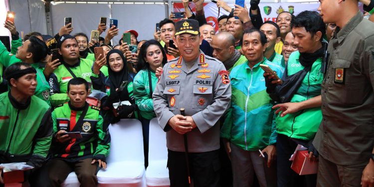 Kapolri Bagikan Sembako dan Alat Bantu Disabilitas di Puncak Bakti Kesehatan