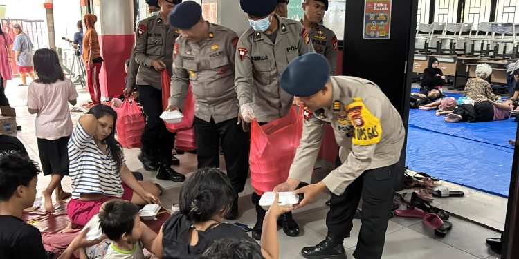 Brimob Gelar Dapur Lapangan di Kampung Melayu, Bantu Warga Terdampak Banjir