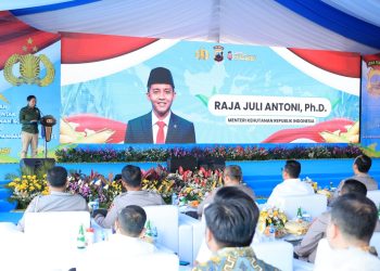 Menhut Serahkan SK Perhutanan Sosial Kepada Kelompok Tani