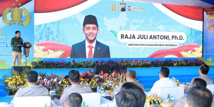 Menhut Serahkan SK Perhutanan Sosial Kepada Kelompok Tani