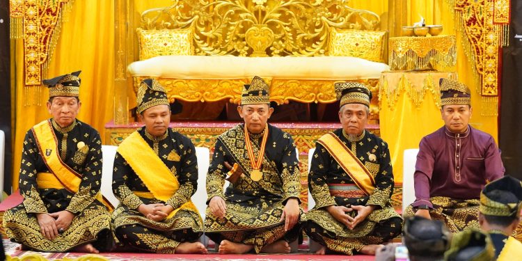 Kapolri Terima Anugerah Adat Ingatan Budi dari LAM Riau: Simbol Kehormatan, Amanah Moral, dan Komitmen Kebangsaan