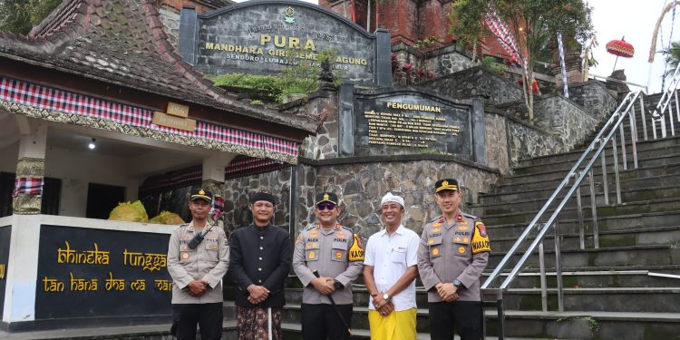 Kapolres Lumajang Pimpin Pengamanan Piodalan Pura Mandara Giri Semeru