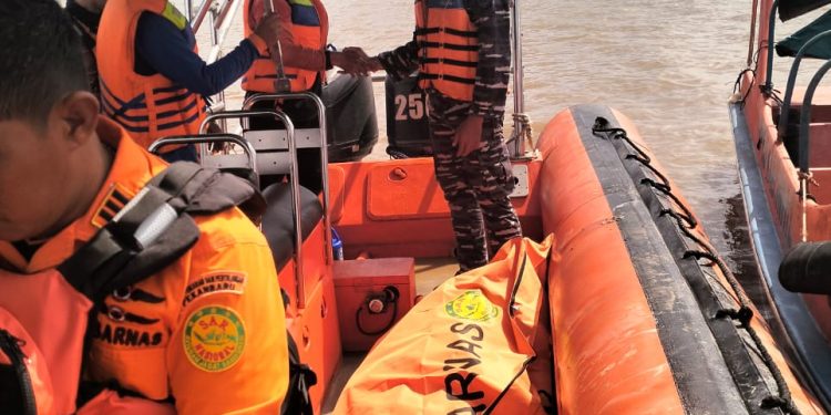 TNI AL Evakuasi Korban Laka Laut di Perairan Trans Jaya