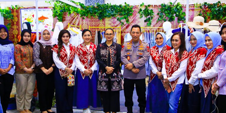 Kapolri Tinjau Bazar Kreasi Bhayangkari Nusantara 2025, Dorong Pertumbuhan UMKM