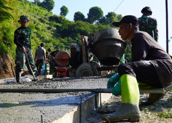 Semangat Gotong-Royong Jadi Pondasi Utama TMMD Bangun Jalan Beton di Lereng Gunung Sumbing