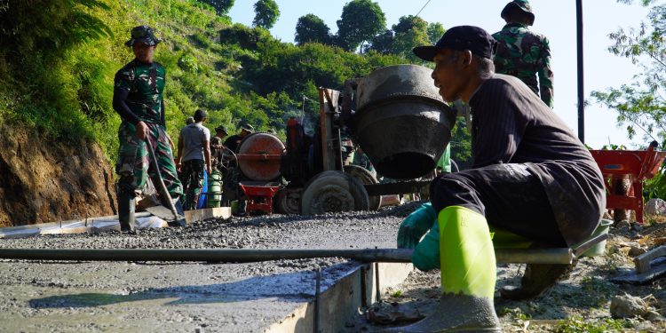Semangat Gotong-Royong Jadi Pondasi Utama TMMD Bangun Jalan Beton di Lereng Gunung Sumbing