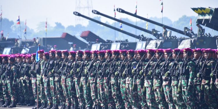 Semangat Prajurit Pasmar 1 Ikuti Latihan Upacara Kehormatan Militer