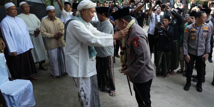 Silaturahmi ke Ponpes Al-Hamidy Banyuanyar, Kapolri: Tanpa Dukungan Ulama Pekerjaan Kami Sangat Berat