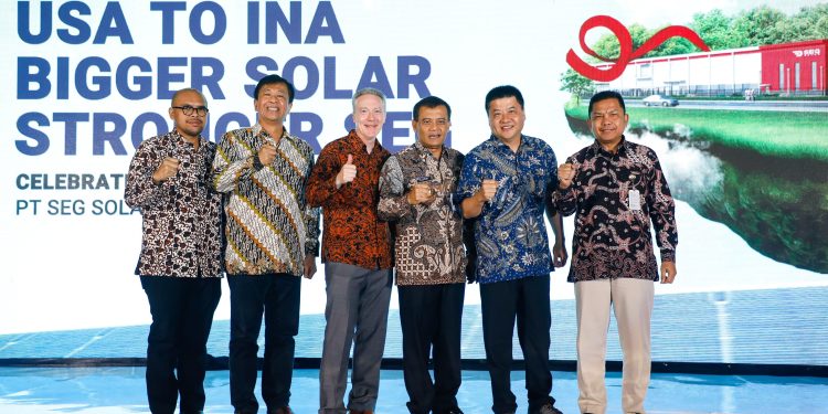 Dukung Investasi Industri Hijau di Jawa Tengah, Gubernur Ahmad Luthfi Resmikan Pabrik Solar Panel Terbesar Se-Asia Tenggara